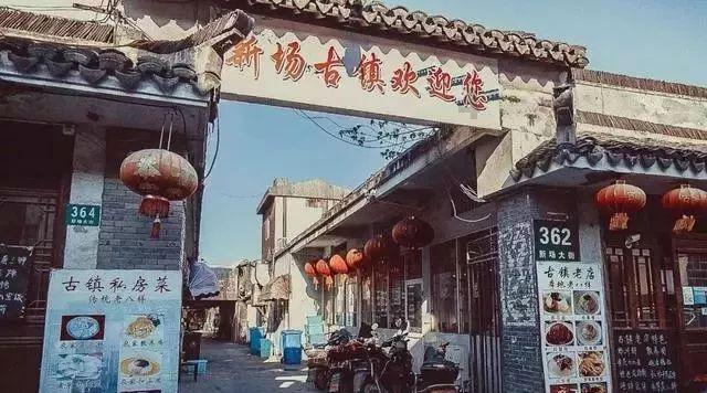 半挂车服务区内自燃 厨师长拎灭火器救火